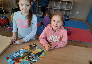 Uczennice uczestniczące w grach i zabawach świetlicowych.