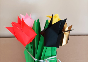 Bukiet wiosennych kwiatów własnoręcznie wykonanych.