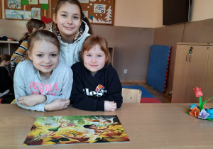 Uczennice uczestniczące w grach i zabawach świetlicowych.