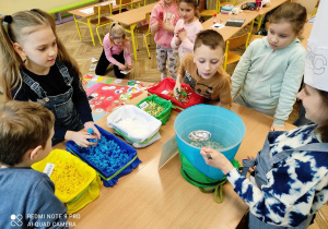 Uczniowie klasy 1a uczestniczący w procesie przygotowania wiosennej zupy marcowej.