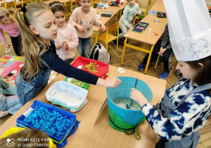Uczniowie klasy 1a uczestniczący w procesie przygotowania wiosennej zupy marcowej.