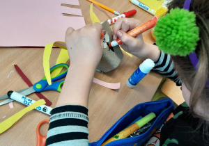 Uczennica klasy 1a podczas twórczej pracy_przygotowanie doniczek.