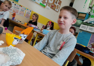 Uczniowie klasy 1a podczas twórczej pracy_przygotowanie doniczek.
