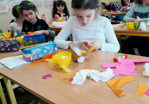Uczniowie klasy 1a podczas twórczej pracy_przygotowanie doniczek.