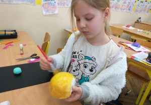 Uczennica klasy 1a podczas twórczej pracy.