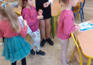 Twórcze działania w świetlicy szkolnej podczas Drzwi Otwartych szkoły.