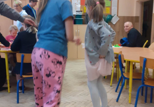 Twórcze działania w świetlicy szkolnej podczas Drzwi Otwartych szkoły.