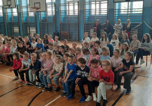 Łyżwiarze z klas I-III w oczekiwaniu na ogłoszenie wyników zawodów.