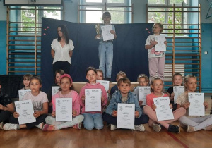 Uczniowie klasy 2a po wręczeniu medali i dyplomów.