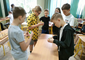 Konkurs układanie kostki Rubika.
