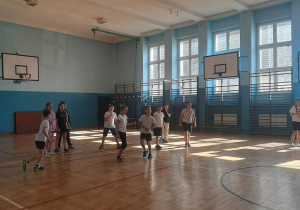 Uczniowie podczas gry w cztery ognie.