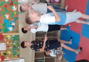 Zabawy zumbastyczne w świetlicy szkolnej.