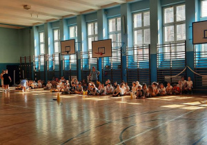 Wyścigi na wesoło uczniów w klasach 1-3.