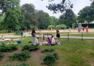 Klasa 5b podczas aktywności w Parku im. J. Poniatowskiego.