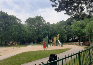 Klasy 4a i 5b podczas aktywności w Parku im. J. Poniatowskiego.