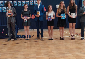 Uczniowie klasy VIIIa wyróżnieni za osiągnięcia edukacyjne.