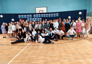 Pamiątkowe zdjęcie uczniów klas VIII z gronem pedagogicznym.