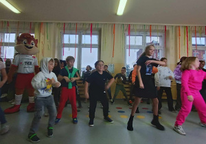 Zumba dla wszystkich prowadzona przez szkolny zespół taneczny Power Dance.