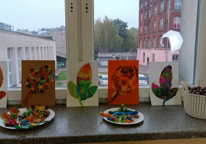 Prezentacja prac w ramach warsztatów plastycznych i origami.