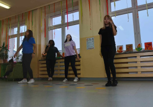 Występ wokalno-taneczny w wykonaniu uczennic klasy 8a.
