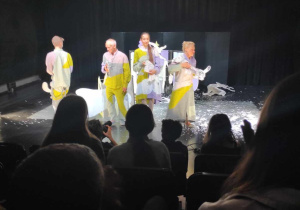 Aktorzy teatralni podczas spektaklu.