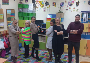 Nauczyciele edukacji wczesnoszkolnej promujący akcję profilaktyki.