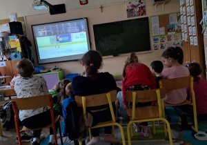 Uczniowie klasy 2a podczas występów on-line swoich koleżanek.