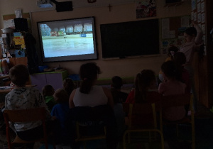 Uczniowie klasy 2a podczas występów on-line swoich koleżanek.