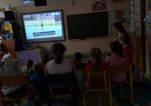 Uczniowie klasy 2a podczas występów on-line swoich koleżanek.
