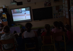 Uczniowie klasy 2a podczas występów on-line swoich koleżanek.
