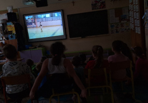 Uczniowie klasy 2a podczas występów on-line swoich koleżanek.