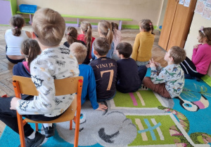 Uczniowie klasy 2a podczas występów on-line swoich koleżanek.