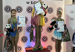 Alicja Młotecka (II m.) i Daryna Sarzhan (III m.)_zawodniczki XVII Zawodów Mikołajkowych.
