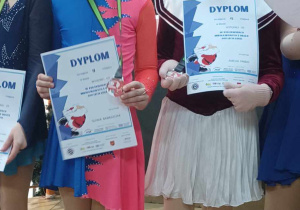 Oliwia Banaszczak i Amelia Fando_zawodniczki XVII Zawodów Mikołajkowych.