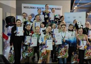 Pamiątkowe zdjęcie zawodniczek XVII Zawodów Mikołajkowych.