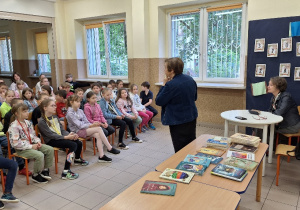 Udział uczniów klas: 2a, 2b i 3a w spotkaniu z autorką książek, p. Renatą Piątkowską.