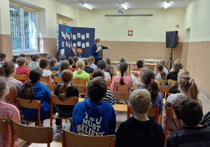 Udział uczniów klas: 2a, 2b i 3a w spotkaniu z autorką książek, p. Renatą Piątkowską.