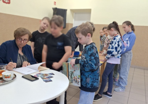 Spotkanie autorskie_czas na pamiątkowe autografy.