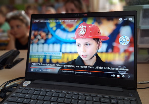Pozycja boczna bezpieczna_garść wiedzy_projekt "Cenne życie".