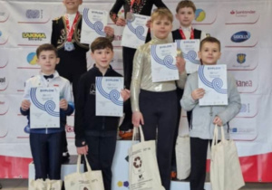 Pamiatkowe zdjęcie zawodników_Oliwier Gąsior z tytułem Mistrza Polski.