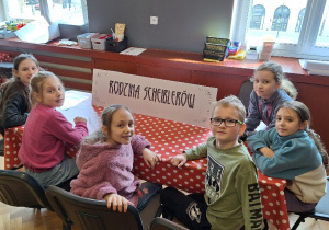 Uczniowie klasy 3a podczas teleturnieju – Familiada Rodzin Fabrykanckich.