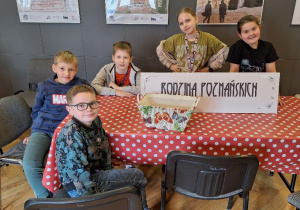 Uczniowie klasy 3a podczas teleturnieju – Familiada Rodzin Fabrykanckich.