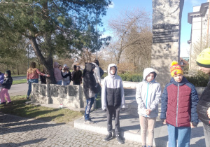 Uczniowie klas: 4a i 7b pod Pomnikiem Katyńskim.