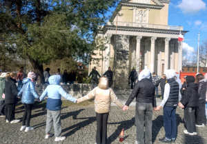 Uczniowie klas: 4a i 7b pod Pomnikiem Katyńskim.
