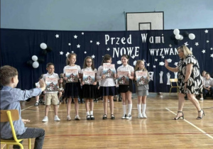 Nagrodzeni uczniowie klasy 2b z wychowawczynią, p. Urszulą Walewską.