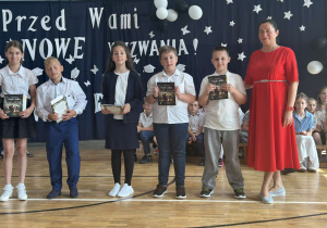 Nagrodzeni uczniowie klasy 3b z wychowawczynią, p. Iwoną Migałą.