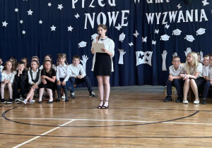 Fragment części artystycznej w wykonaniu klas trzecich.
