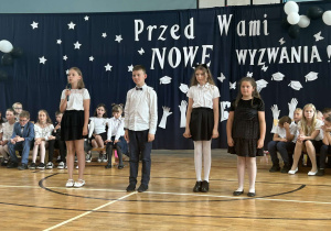 Fragment części artystycznej w wykonaniu klas trzecich.