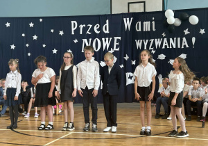 Fragment części artystycznej w wykonaniu klas trzecich.