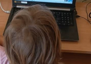 Twórcze aktywności związane z Dniem Kropki_gry i zabawy z wykorzystaniem wybranych programów komputerowych.